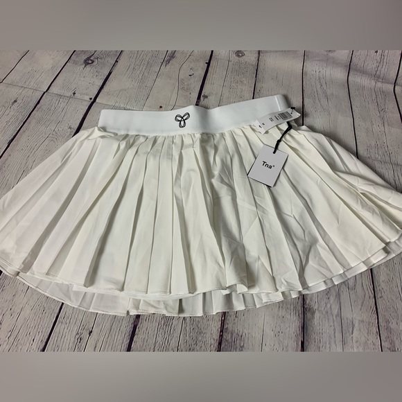 TNA TENNIS SKORT - Picture 1 of 3